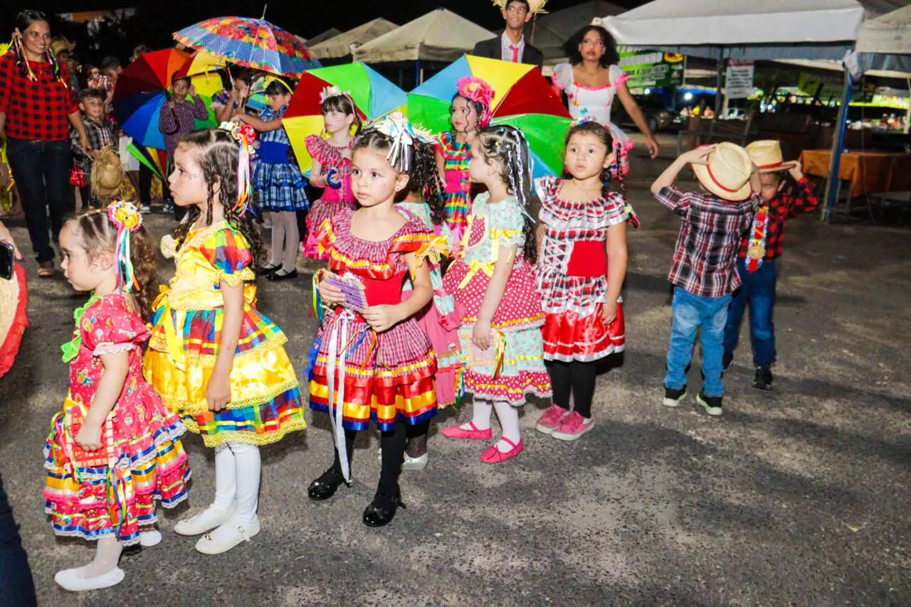 Crianças em trajes juninos no arraiá